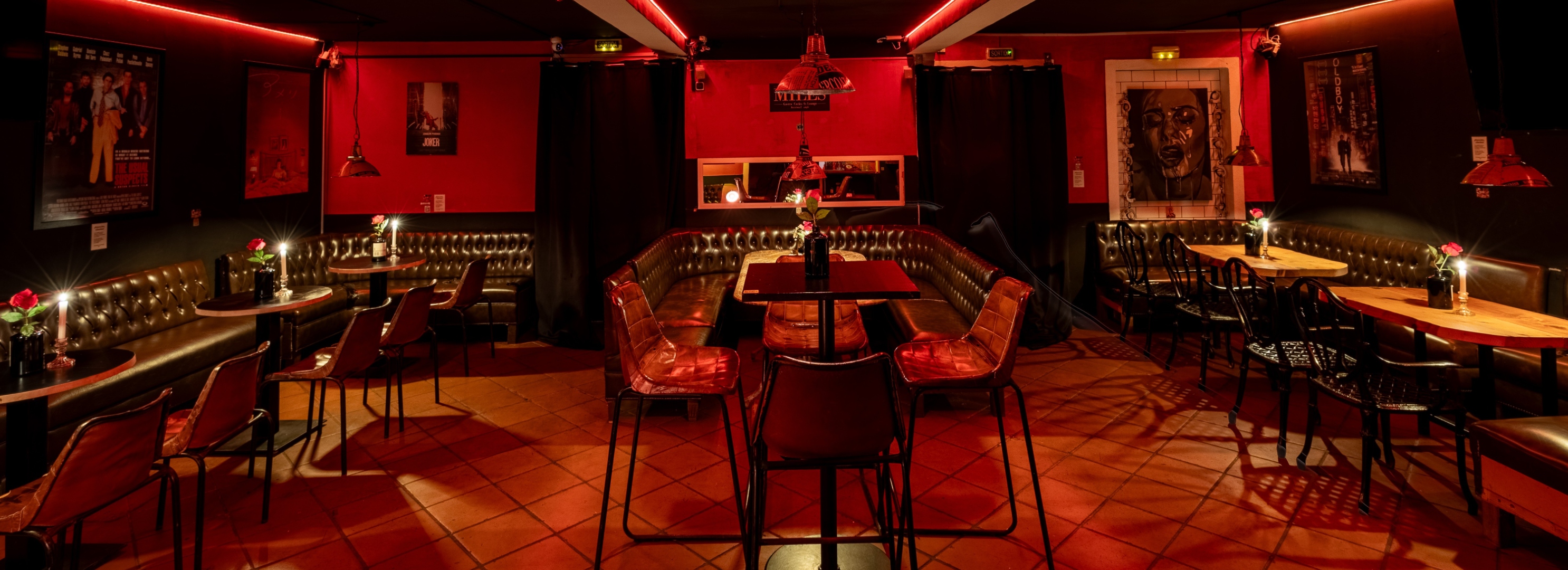 In Confidence — barra del bar íntimo con cuadro de doberman