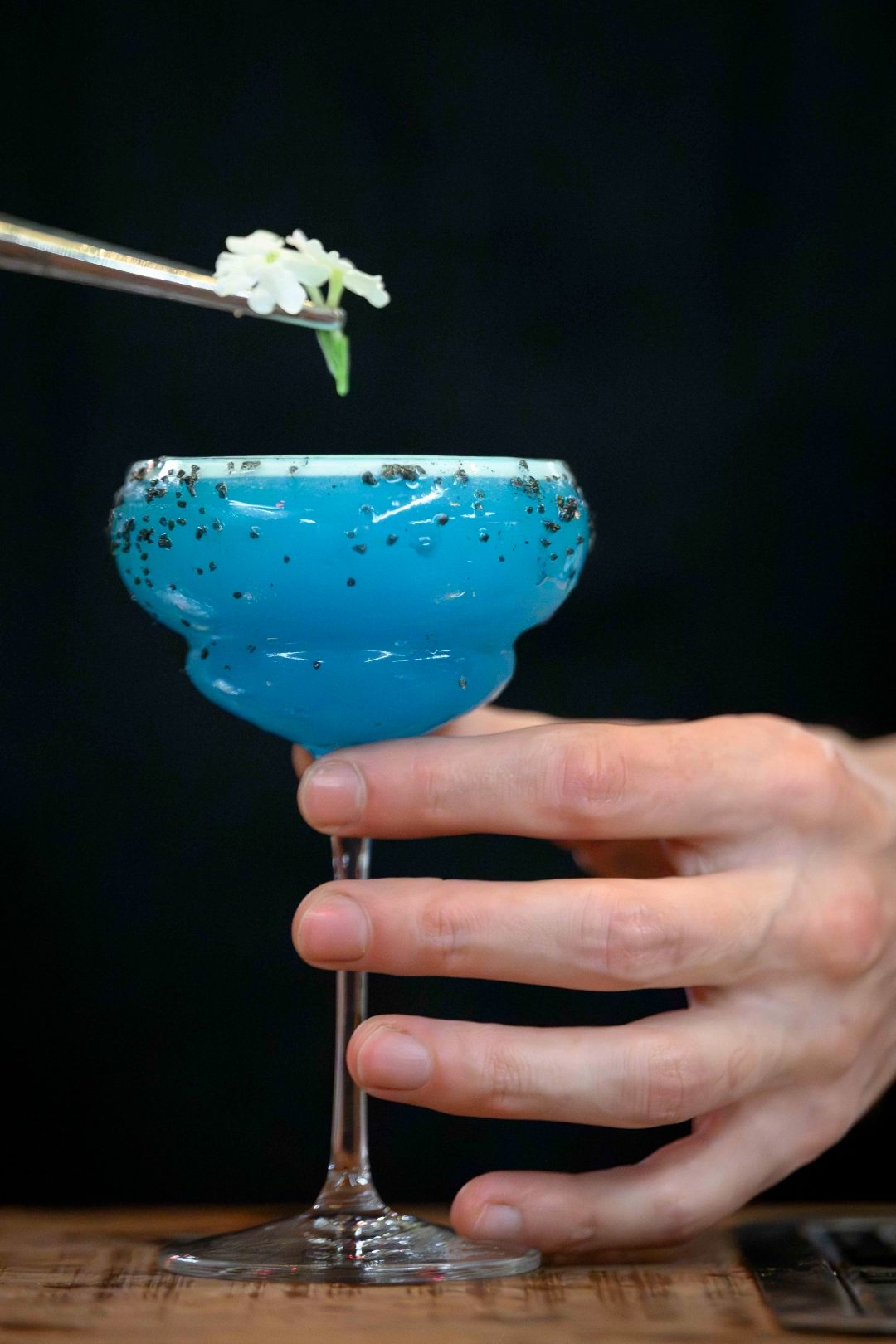 Cóctel azul con flor — detalle