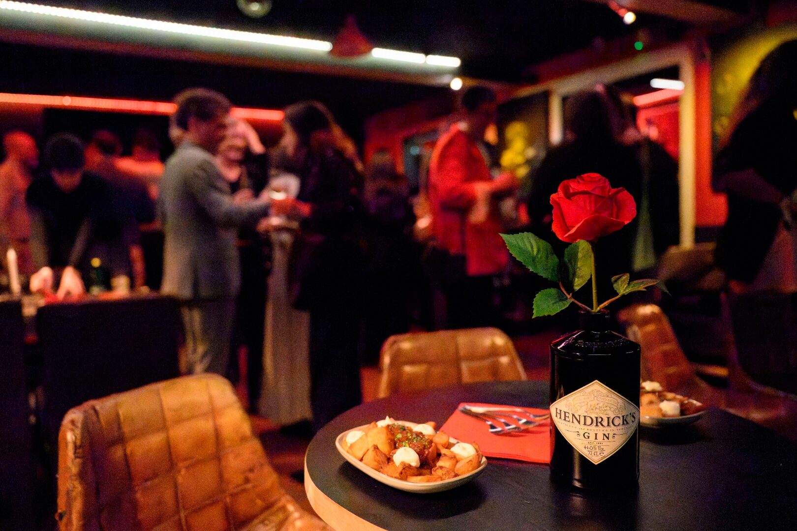 Ambiente evento en Miles — cócteles y tapas