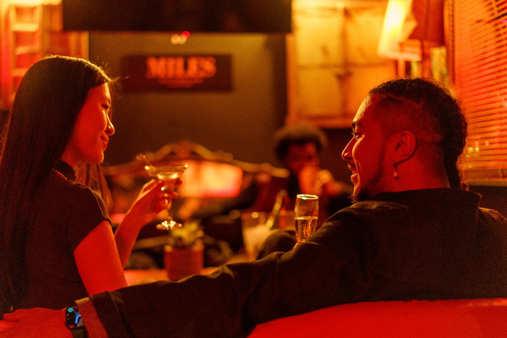 Pareja disfrutando de cócteles en Miles