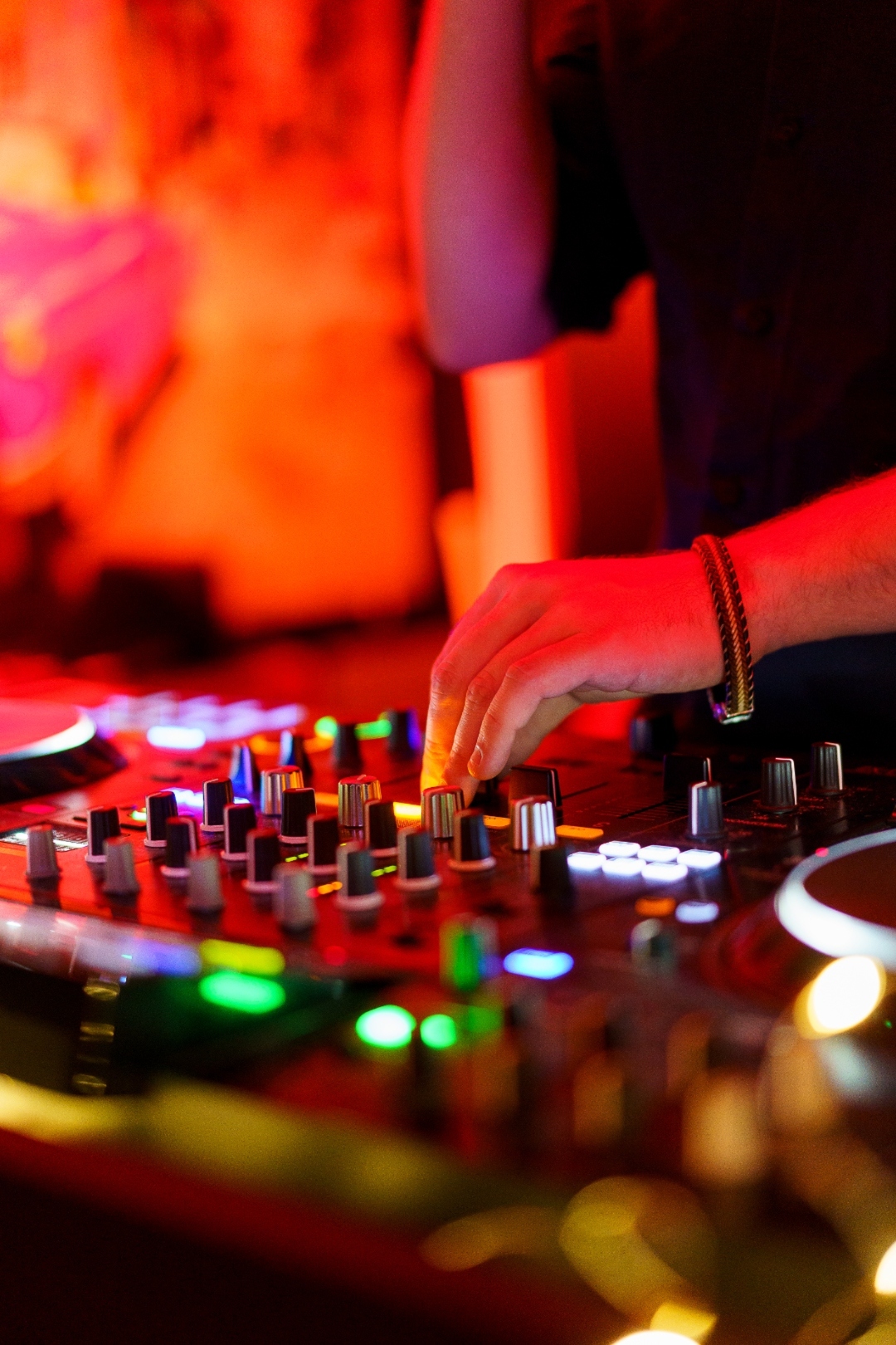 DJ en Miles Cocktail Lounge — eventos privados