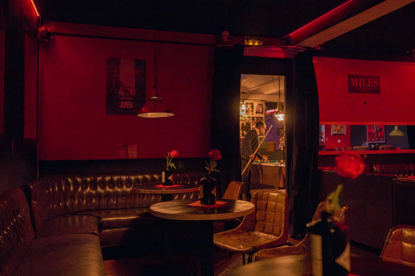 In Confidence — salón íntimo con Chesterfield y ambiente speakeasy