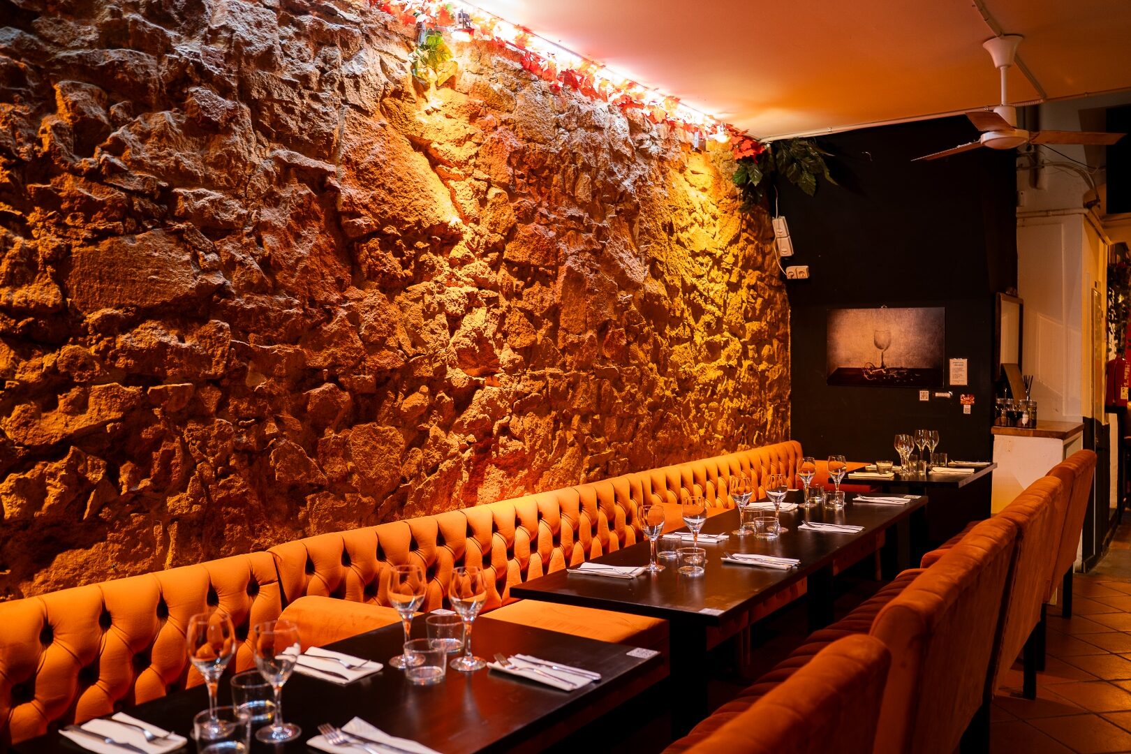 Sala Salvaje — banquetas y mesa preparada