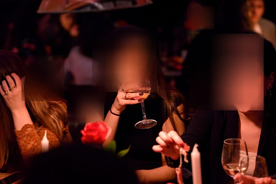 Clientas disfrutando vino y tapas